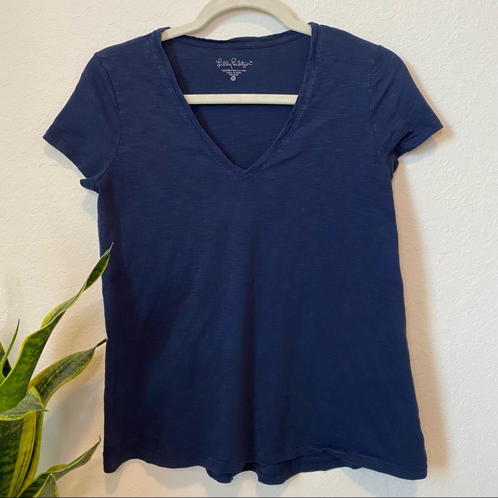 ❌SOLD❌ Lilly Pulitzer navy blue v neck t shirt
